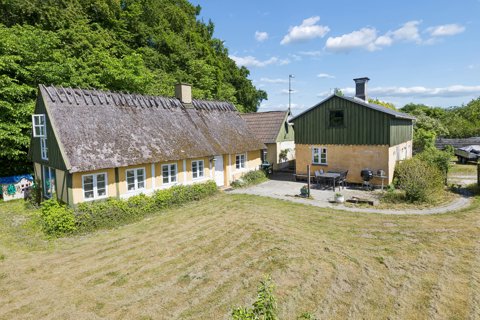 CHARMERENDE EJENDOM MED SKOVEN SOM NABO