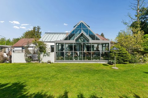 ARKITEKTTEGNET VILLA MED MULIGHED FOR UDSTYKNING AF GRUND